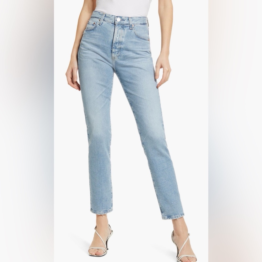 🎉HP🎉AG Hi-Rise Straight Leg Jeans. Ladies 30